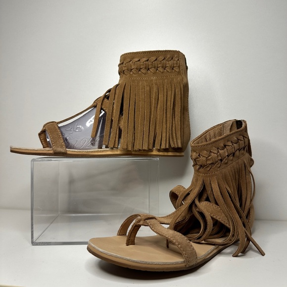 Koolaburra Athena Fringe Sandal in Chestnut. - Picture 2 of 6